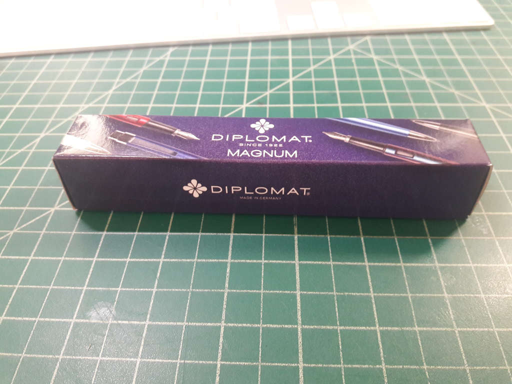 001-new-pen-day-diplomat-magnum-box